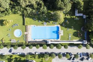 een uitzicht over een zwembad in een park bij Chasa Valbernard 4105 in Vulpera