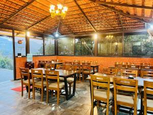 En restaurant eller et andet spisested på Shinde's Tikona Valley Farm