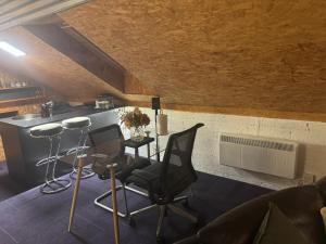 een keuken met een tafel en stoelen in een kamer bij The Loft in Lurgan +33 foto's