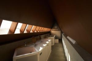 een badkamer met 2 wastafels en 2 ramen bij A&A Okayama in Okayama