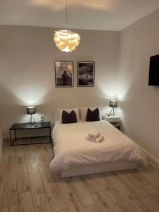 a bedroom with a white bed and two lamps at Gabriela Studio Central by Gabriela Apartamente in Satu Mare