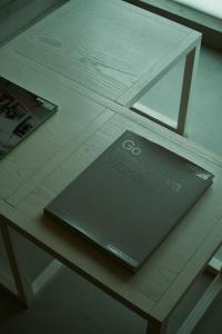 een laptop bovenop een tafel bij A&A Okayama in Okayama