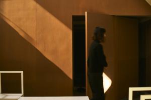 een persoon die voor een muur staat bij A&A Okayama in Okayama