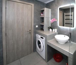 een badkamer met een wasmachine en een wastafel bij Emily Apartment 5 in Chrysoupolis +71 foto's