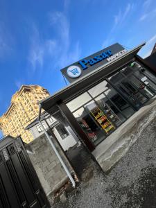 een winkel met een bord erop bij Royal in Osh +13 foto's