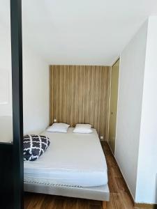 a bedroom with a white bed in a room at Bel Air Appartement in Niort