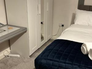 una camera da letto con un letto, un lavandino e uno specchio di Spacious Luxurious Serviced Accommodation 5 a Bushbury