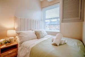 En eller flere senge i et værelse på Central Harrogate Townhouse, Stylish 3-Bed, Parking and WiFi