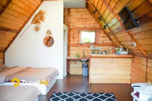 a room with two beds and a sink in a cabin at Quenz Cabin By Travelink in Diyeng