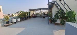een balkon met banken en potplanten op een gebouw bij Aavasan home stay in Davangere