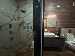 un bagno con lavandino, WC e specchio di Aavasan home stay a Dāvangere Altre 11 foto