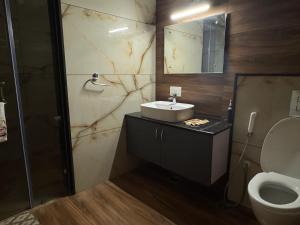 een badkamer met een wastafel en een toilet bij Aavasan home stay in Davangere +18 foto's