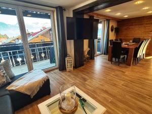 een woonkamer met een tafel en een groot raam bij Landhaus Speiser in Bolsterlang