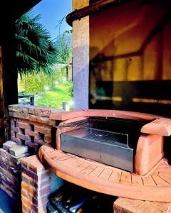 een bakstenen buitenoven met een open haard bij CASA DEL CANTA in Borgomale +19 foto's