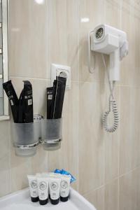 een badkamer met een föhn en toiletartikelen bij Vatan Hotel in Doesjanbe