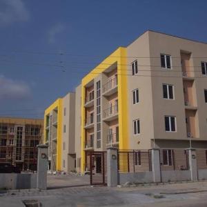 ein großes Mehrfamilienhaus mit gelben Zierelementen an einer Straße in der Unterkunft Amazing Suites Reservation, Lekki Phase 1, Lagos -Shared Apts in Lagos