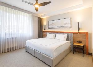 Postel nebo postele na pokoji v ubytování Regnum Bansko Ski Hotel & SPA