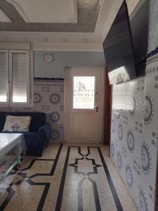 a bedroom with a blue couch and a window at Luxurious mountain villa avec wifi in El Ksiba