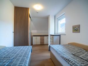 een slaapkamer met twee bedden en een raam bij D.I.M. Holiday House in Seliste Dreznicko