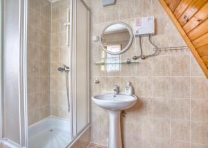 Et badeværelse på "Domek na Wiejskiej 4" Polańczyk , 696-025-331 + 6 billeder