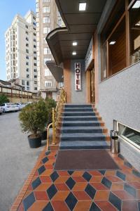 een trap naar een gebouw bij Vatan Hotel in Doesjanbe +17 foto's
