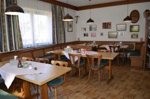 een eetkamer met houten tafels en stoelen bij Der Zesch in Schrattenberg