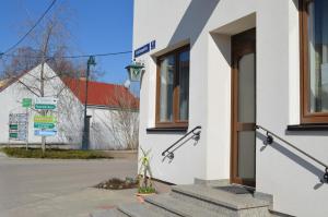 een wit gebouw met twee ramen en een straat bij Der Zesch in Schrattenberg