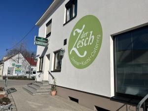 een bord aan de zijkant van een gebouw bij Der Zesch in Schrattenberg