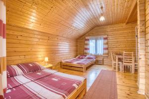 En eller flere senge i et værelse på Domki "Na Dworskiej" Polańczyk 696-025-331