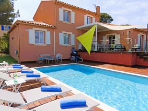 Swimmingpoolen hos eller tæt på Superbe Villa 5 étoiles Presqu'Île de Giens la Madrague Rita la Villa d'Or vue mer piscine