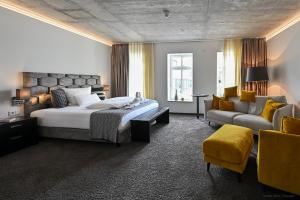 een slaapkamer met een groot bed en een bank bij Höll am Main in Rüsselsheim +53 foto's