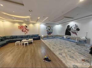 布赖代شالية نخلة的客厅里有一张沙发和一张桌子。