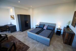 a bedroom with a blue bed in a room at Business Apartments Höfle in Heppenheim an der Bergstrasse