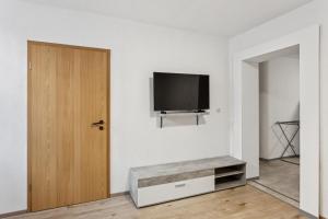 ein Wohnzimmer mit einem Flachbildfernseher an der Wand in der Unterkunft Büchner 52-1 in Gera