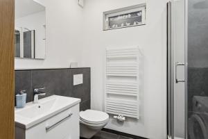 ein weißes Badezimmer mit Toilette und Waschbecken in der Unterkunft Büchner 52-1 in Gera + 15 Fotos