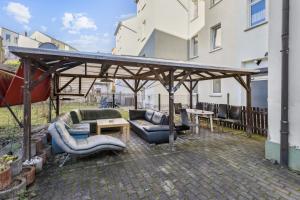 ein Pavillon mit Sofas und Tischen in einem Innenhof in der Unterkunft Büchner 52-1 in Gera