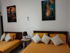 Giường trong phòng chung tại Serendib Villa