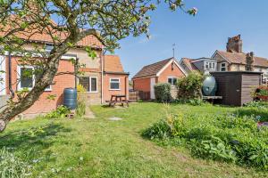 un giardino con tavolo da picnic e una casa di 3 Bed in Bawdsey oc-p31139 a Bawdsey