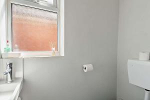 bagno bianco con finestra e lavandino di 3 Bed in Bawdsey oc-p31139 a Bawdsey