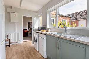 una cucina con lavandino e lavastoviglie di 3 Bed in Bawdsey oc-p31139 a Bawdsey Altre 9 foto