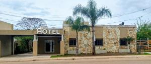 een hotel met een palmboom ervoor bij Hostería San Benito in Concordia