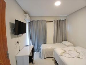 En eller flere senge i et værelse på Liszen flats + 13 billeder