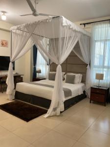 En eller flere senge i et værelse på Nyali Golf View Residence + 86 billeder