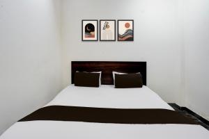 En eller flere senge i et værelse på Hotel O Krishna Villa