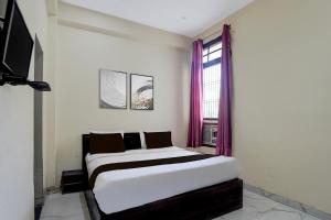 En eller flere senge i et værelse på Hotel O Krishna Villa + 21 billeder