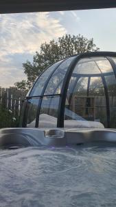 Bazén v ubytování Le Dôme des Molieres nebo v jeho okolí