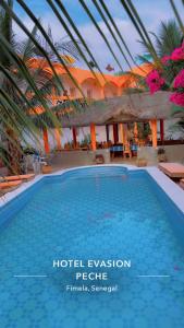 ein großes Schwimmbad mit einer Hotel-Evakuierungseinrichtung in der Unterkunft Hôtel évasion pêche djilor île sine saloum in Fatick
