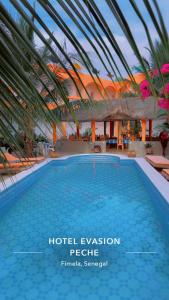 ein großes Schwimmbecken in einer Hotel-Evakuierungseinrichtung in der Unterkunft Hôtel évasion pêche djilor île sine saloum in Fatick