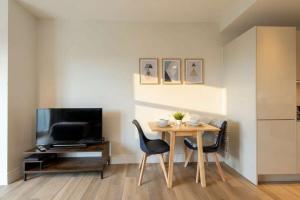Et tv og/eller underholdning på Fantastic 1 Bed Apartment in Crawley + 15 billeder
