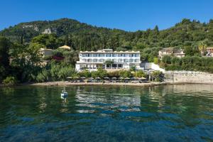 een hotel aan de oever van een waterlichaam bij Hotel Kaiser Bridge in Benitses